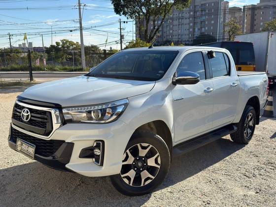 TOYOTA HILUX 2.8 SRX 4X4 CD 16V DIESEL 4P AUTOMÁTICO TOYOTA HILUX 2.8 SRX 4X4 CD 16V DIESEL 4P AUTOMÁTICO